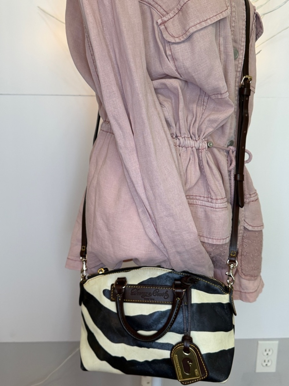 Dooney & Bourke EUC black & cream leather w/brown leather trim.Adj Crossbody - Picture 2 of 11